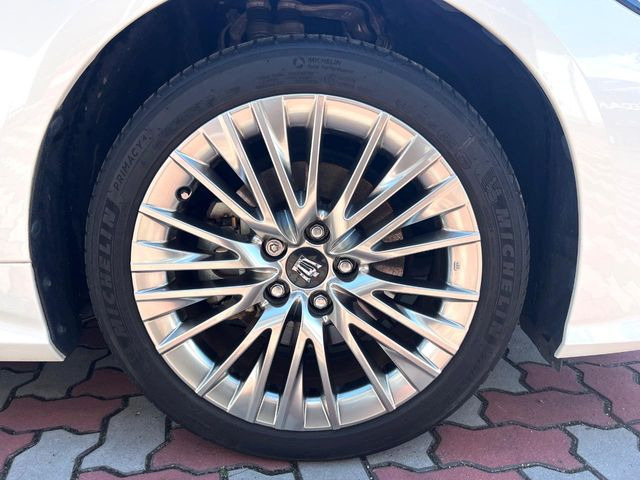 �y����18�C���`�A���~�z�C�[���z�O�ςɃ}�b�`���������A���~�z�C�[���𑕒����Ă���܂��B�e��ЊO�A���~�z�C�[����A�X�^�b�h���X�^�C�����戵�����Ă���܂��B���񂲑��k����������