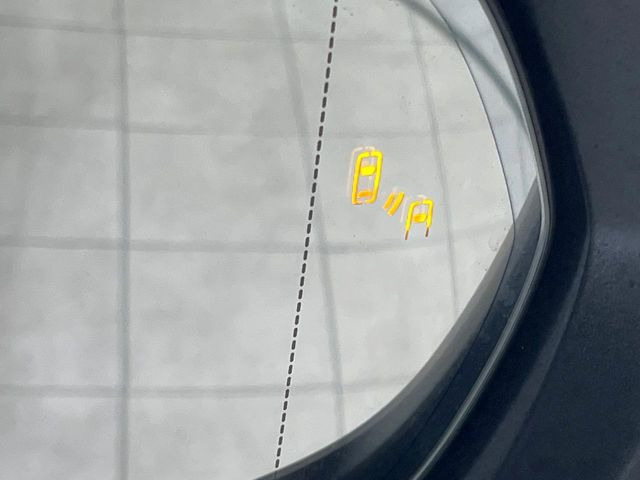 【ブラインドスポットモニター】走行中、ドアミラーの死角になりやすい箇所に後続車が接近するとサイドミラーのレンズに警告を表示!ドライバーに注意喚起をしてくれます。