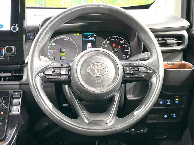 �C���e���A�ɍ��킹���f�U�C���̃X�e�A�����O�́A�^�]�������̂��Ƃ��l���A�^�]���₷���`��A�傫���ł��B�����x�A���ۂɐG���Ă��m���߂��������B