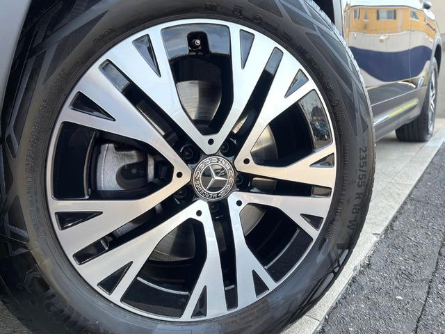 ●純正18インチアルミホイール:輸入車ならではの卓越した走りを支えるホイールと足回りです!日本車の走りに慣れている方にもぜひ体感して頂きたいほど、高いレベルでまとまっています!