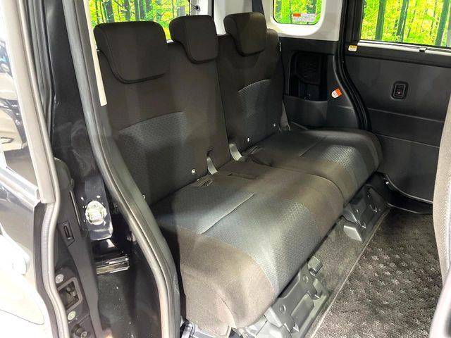 後部座席も気になるようなキズ・汚れやへたり等、大きなダメージはなく、良好な状態です。