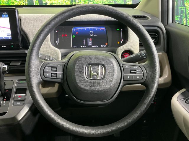 �C���e���A�ɍ��킹���f�U�C���̃X�e�A�����O�́A�^�]�������̂��Ƃ��l���A�^�]���₷���`��A�傫���ł��B�����x�A���ۂɐG���Ă��m���߂��������B