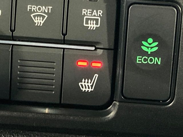 【シートヒーター】寒い日に重宝するシートヒーター!エアコンより早く温まってくれるので寒がりの人も安心ですね♪エアコンの温風は乾燥するから苦手、という方にもをおすすめです。