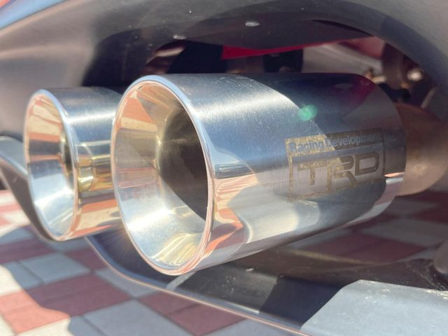 【TRDマフラー】純正にはない個性あふれる「後ろ姿」を演出するマフラー付き!ビジュアル・サウンド共にこだわりの一台に仕上がっております♪