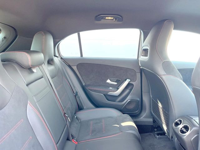 ●後部座席も気になるようなキズ・汚れやへたり等、大きなダメージはなく、良好な状態です。