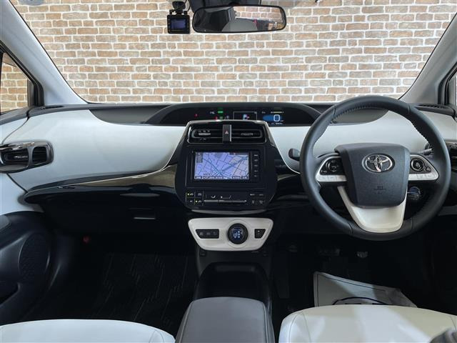 プリウス1.8 S ツーリングセレクション E-Four 4WD