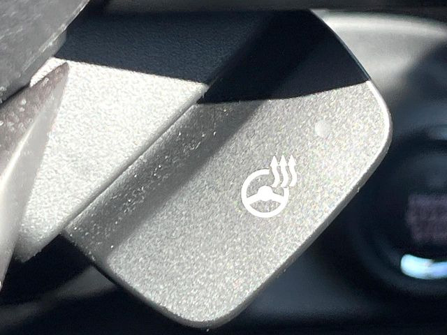 【ステアリングヒーター】冬場に冷たくなりやすい革巻きステアリングを、スイッチ一つで素早く適温に!エアコンよりも早く温まってくれるので、寒い日の運転も快適になりますね♪