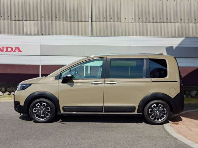 フリード1.5 e:HEV クロスター