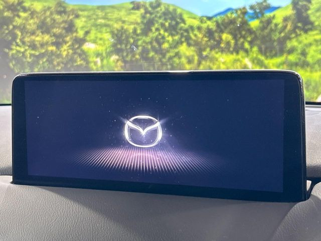 【8インチマツダコネクト】車内の雰囲気にマッチした大型のディスプレイ。スマホ接続でのナビ使用やBluetooth再生等、様々な機能が楽しめます。直感的なダイヤル操作が可能で、使い勝手も良好です。