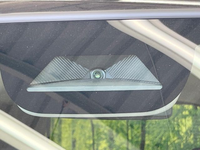 【ホンダセンシング】走行中に前方の車両等を認識し、衝突しそうな時は警報とブレーキで衝突回避と被害軽減をアシスト。より安全にドライブをお楽しみいただけます。