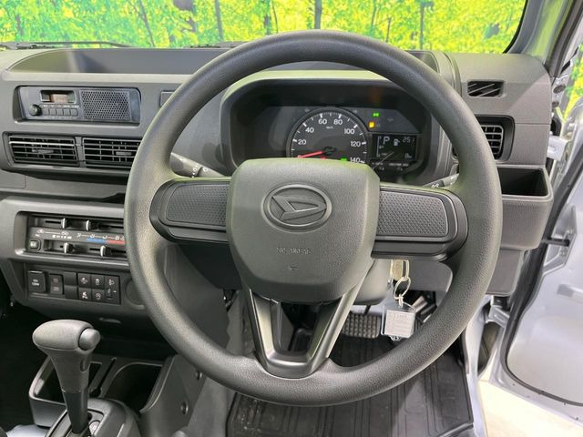 �C���e���A�ɍ��킹���f�U�C���̃X�e�A�����O�́A�^�]�������̂��Ƃ��l���A�^�]���₷���`��A�傫���ł��B�����x�A���ۂɐG���Ă��m���߂��������B