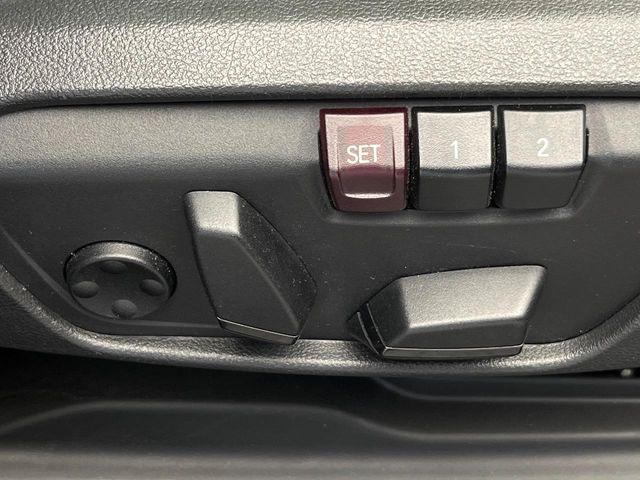 ●メモリー付きパワーシート:あなたに合わせたシートポジションが2つまで登録可能!フルパワーシートだから座席調整も楽々♪お好みのシートポジションで、ストレスないドライブをお楽しみください。