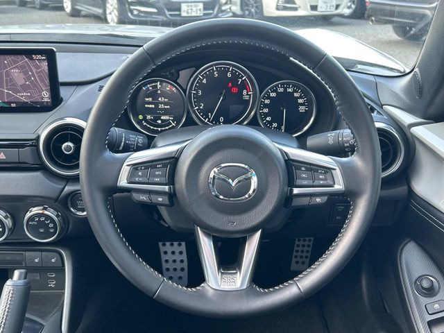 【純正革巻きステアリング】上質な革を使用することで、手にしっかり馴染みとても運転しやすいハンドルです♪