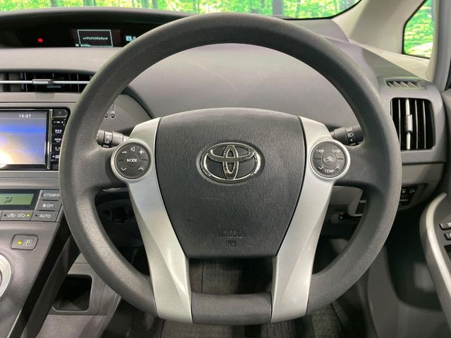 �C���e���A�ɍ��킹���f�U�C���̃X�e�A�����O�́A�^�]�������̂��Ƃ��l���A�^�]���₷���`��A�傫���ł��B�����x�A���ۂɐG���Ă��m���߂��������B