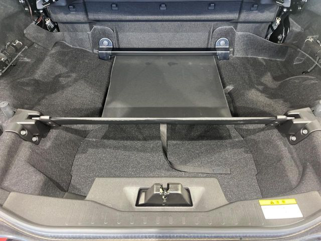 ���i�̂���������ʋ΁A���}���ɏ\���ȉ׎��X�y�[�X���m�ۂ��Ă���܂��B�Z�J���h�V�[�g��|���ƁA�傫�ȉו��̐ύڂ��\�ł���