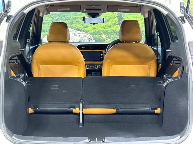 ���i�̂���������ʋ΁A���}���ɏ\���ȉ׎��X�y�[�X���m�ۂ��Ă���܂��B�Z�J���h�V�[�g��|���ƁA�傫�ȉו��̐ύڂ��\�ł���