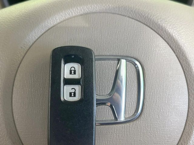 �yHonda�X�}�[�g�L�[�z�J�o����|�P�b�g�ɓ��ꂽ�܂܂ł��h�A�̎{���E�������\�ȃX�}�[�g�L�[�𑕔��B�G���W���̃I���E�I�t�����J�M�����o���K�v����������Ƃ��Ă��֗��ł���