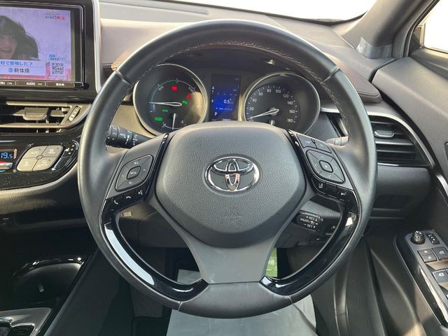 �C���e���A�ɍ��킹���f�U�C���̃X�e�A�����O�́A�^�]�������̂��Ƃ��l���A�^�]���₷���`��A�傫���ł��B�����x�A���ۂɐG���Ă��m���߂��������B