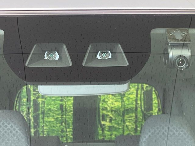 【スマートアシスト】走行中に前方の車両等を認識し、衝突しそうな時は警報とブレーキで衝突回避と被害軽減をアシスト。より安全にドライブをお楽しみいただけます。