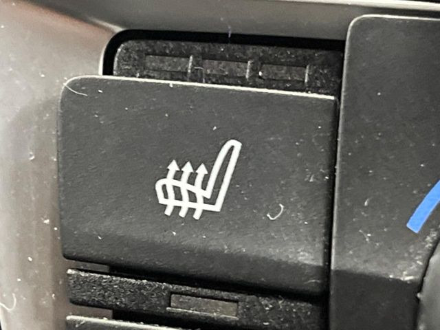 ●フロントシートヒーティング:運転席・助手席共に三段階で調節が可能なシートヒーターを装備しております。季節を問わず快適にご使用いただけます。