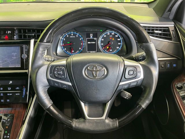 �C���e���A�ɍ��킹���f�U�C���̃X�e�A�����O�́A�^�]�������̂��Ƃ��l���A�^�]���₷���`��A�傫���ł��B�����x�A���ۂɐG���Ă��m���߂��������B