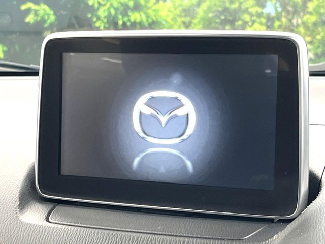 【マツダコネクトナビ】車内の雰囲気にマッチした一体型タイプのナビ。各種車輌設定やBluetooth再生等、様々な機能が楽しめます。直感的なダイヤル操作が可能で、使い勝手も良好です。