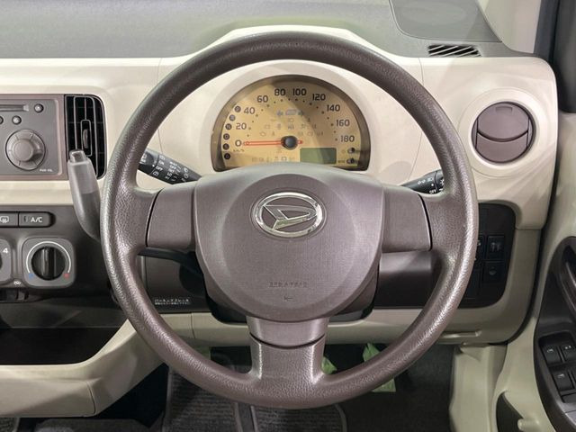 インテリアに合わせたデザインのステアリングは、運転される方のことも考え、運転しやすい形状、大きさです。是非一度、実際に触ってお確かめください。