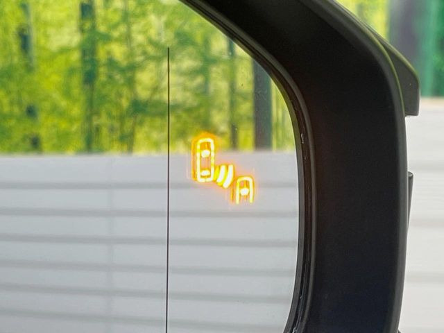 【ブラインドスポットモニター】走行中、ドアミラーの死角になりやすい箇所に後続車が接近するとサイドミラーのレンズに警告を表示!ドライバーに注意喚起をしてくれます。