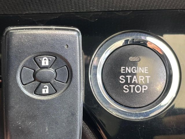 【スマートキー】カバンやポケットに入れたままでもドアの施錠・解錠が可能なスマートキーを装備。エンジンのオン・オフ時もカギを取り出す必要が無いからとっても便利です♪