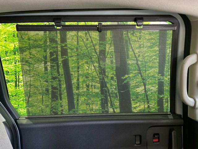 【ロールシェード】日差しや車外からの光が眩しいときにサッと引き出して使える、ロール格納タイプのサンシェードを装備。後席に乗ったお子様がウトウトしだした時など、ぜひご活用ください♪