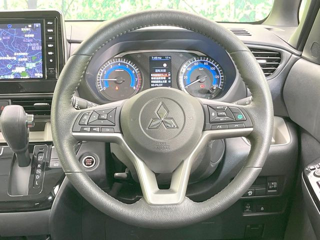 �C���e���A�ɍ��킹���f�U�C���̃X�e�A�����O�́A�^�]�������̂��Ƃ��l���A�^�]���₷���`��A�傫���ł��B�����x�A���ۂɐG���Ă��m���߂��������B