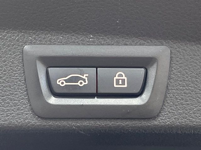 ●電動リアゲート:ワンタッチでリアゲートの開閉ができ、荷物などで両手が塞がっている状態でも簡単に開閉ができる便利機能です。