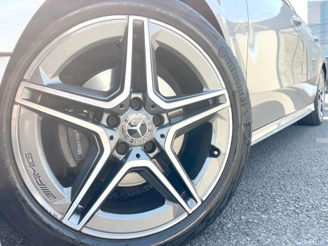 ●純正18インチアルミホイール:輸入車ならではの卓越した走りを支えるホイールと足回りです!日本車の走りに慣れている方にもぜひ体感して頂きたいほど、高いレベルでまとまっています!