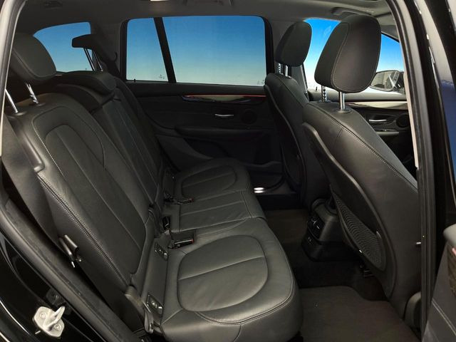 ●後部座席も気になるようなキズ・汚れやへたり等、大きなダメージはなく、良好な状態です。