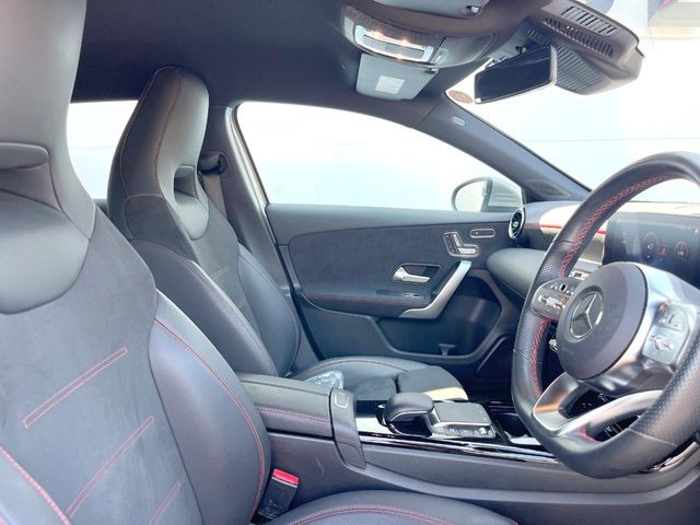 ●ハーフレザーシート:高級感漂うハーフレザーシートは、使用感も少なく良好なコンディションを保っております!その他、気になる箇所がございましたらお気軽にお問合せ下さい!