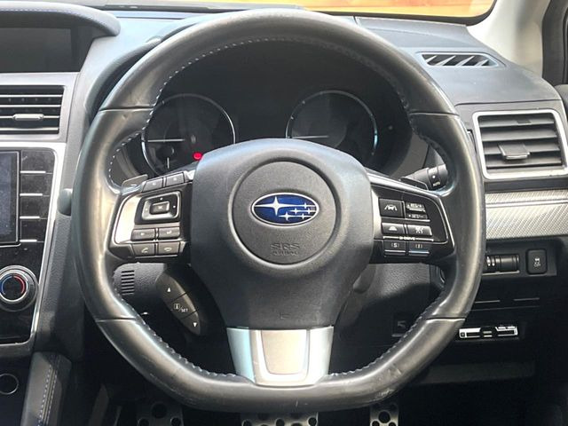 �C���e���A�ɍ��킹���f�U�C���̃X�e�A�����O�́A�^�]�������̂��Ƃ��l���A�^�]���₷���`��A�傫���ł��B�����x�A���ۂɐG���Ă��m���߂��������B