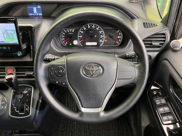 �C���e���A�ɍ��킹���f�U�C���̃X�e�A�����O�́A�^�]�������̂��Ƃ��l���A�^�]���₷���`��A�傫���ł��B�����x�A���ۂɐG���Ă��m���߂��������B