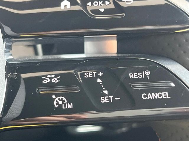 ●レーダークルーズコントロール:前の車との車間距離を一定にとりつつ、一定速度で自動走行してくれる次世代のクルーズコントロール!主に高速道路や自動車専用道路で使用する便利な機能です!