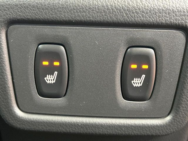 【シートヒーター】寒い日に重宝するシートヒーター!エアコンより早く温まってくれるので寒がりの人も安心ですね♪エアコンの温風は乾燥するから苦手、という方にもをおすすめです。