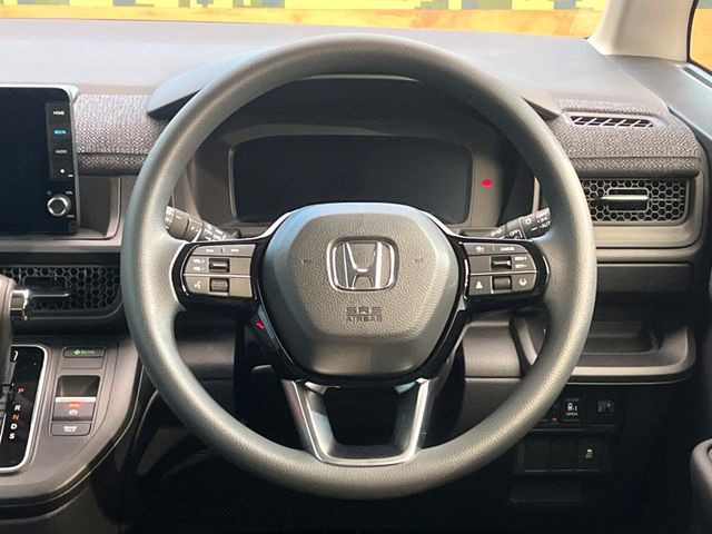 �C���e���A�ɍ��킹���f�U�C���̃X�e�A�����O�́A�^�]�������̂��Ƃ��l���A�^�]���₷���`��A�傫���ł��B�����x�A���ۂɐG���Ă��m���߂��������B