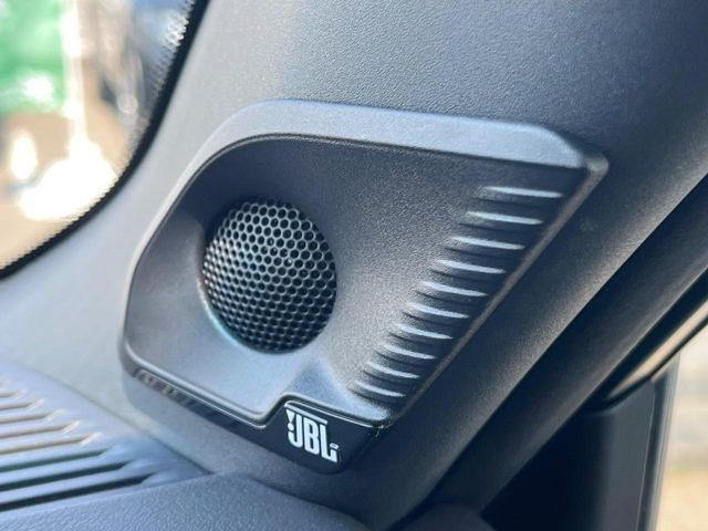 �yJBL�T�E���h�V�X�e���z���[�J�[�I�v�V�����̍��i�ʃT�E���h�V�X�e���𓋍ځB��p�̃`���[�j���O���{���ꂽ�召�l�X�ȃX�s�[�J�[����ǎ��ȃT�E���h���t�ł��A�Տꊴ���ӂ�鉹����Ԃ����o���܂��B