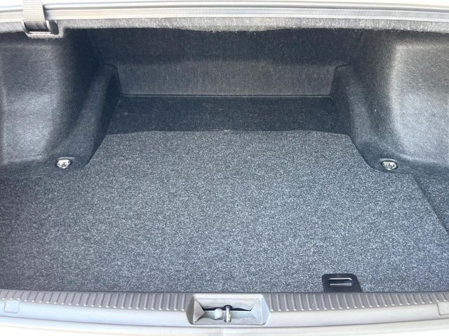 ���i�̂���������ʋ΁A���}���ɏ\���ȉ׎��X�y�[�X���m�ۂ��Ă���܂��B