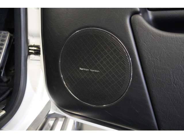 �n�[�}���J�[�h���X�s�[�J�[�����ڂ���Ă���܂��B