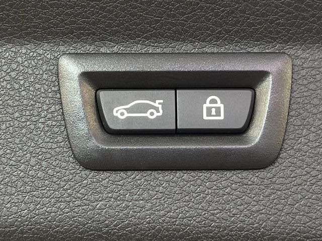 ●電動リアゲート:ワンタッチでリアゲートの開閉ができ、荷物などで両手が塞がっている状態でも簡単に開閉ができる便利機能です。