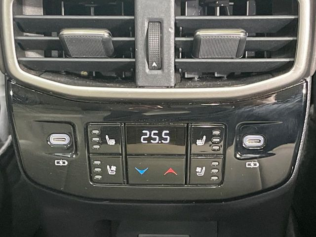 【シートベンチレーション】夏場は涼しい風でお尻や背中の熱やムレを防ぎ、冬はエアコンよりも早く温まってポカポカに!季節を問わず快適に過ごせます。