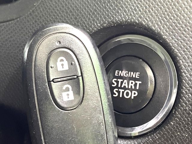 【キーレススタートシステム】カバンやポケットに入れたままでもドアの施錠・解錠が可能なスマートキーを装備。エンジンのオン・オフ時もカギを取り出す必要が無いからとっても便利です♪