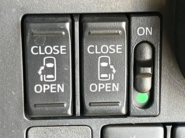 【両側パワースライドドア】スマートキーや運転席のスイッチで後席両側スライドドアの開閉が可能♪電動だから力を入れてドアを開ける必要が無く、小さなお子様でも簡単に開け閉めでき快適です♪