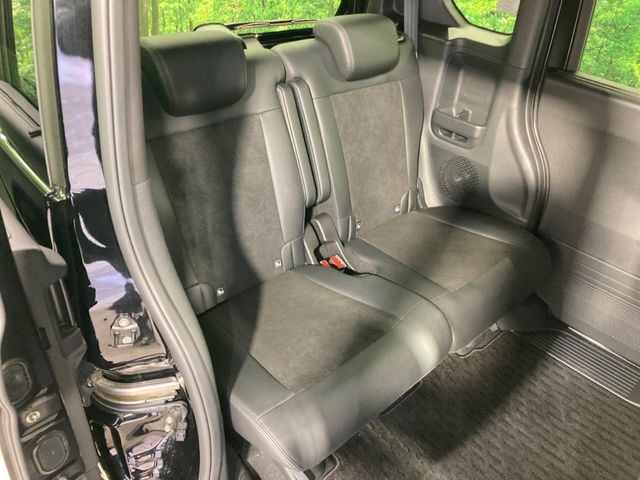 後部座席も気になるようなキズ・汚れやへたり等、大きなダメージはなく、良好な状態です。
