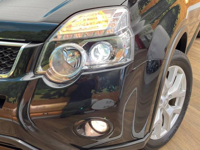 【HIDヘッドライト】非常に明るく前方を照らしてくれるので、悪天候や夜間の走行時も視界良好で安心してお乗りいただけます。