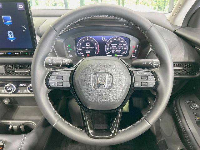 �C���e���A�ɍ��킹���f�U�C���̃X�e�A�����O�́A�^�]�������̂��Ƃ��l���A�^�]���₷���`��A�傫���ł��B�����x�A���ۂɐG���Ă��m���߂��������B